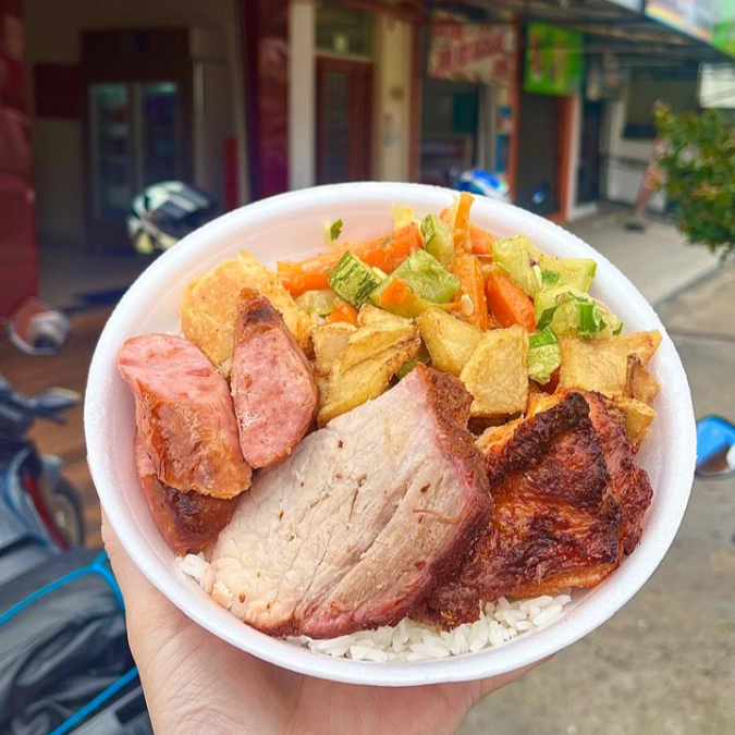 Arroz, feijão, 3 acompanhamentos + SALADA e 2 opções de carnes.