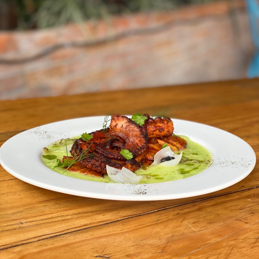 Pulpo en Salsa verde y piña al Grill