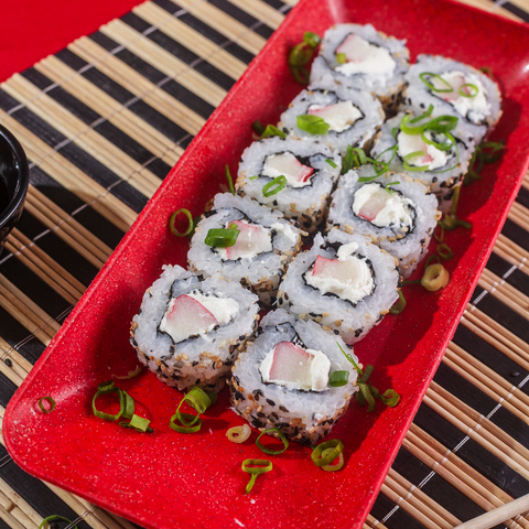 ALGA, ARROZ, GERGILIM TORADO, CREME CHESSE E KANI.