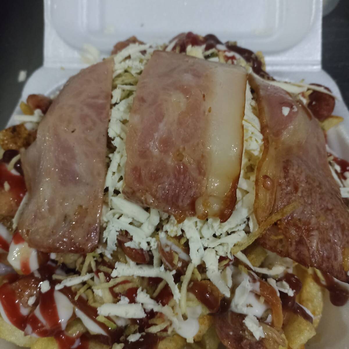 Gran Salchipapas con Tocino