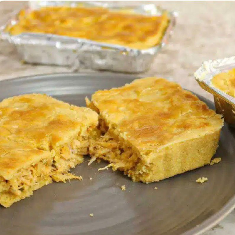 Empadão com massa macia e amanteigada, recheio cremoso de frango bem temperado. Sabor caseiro e irresistível em cada pedaço.