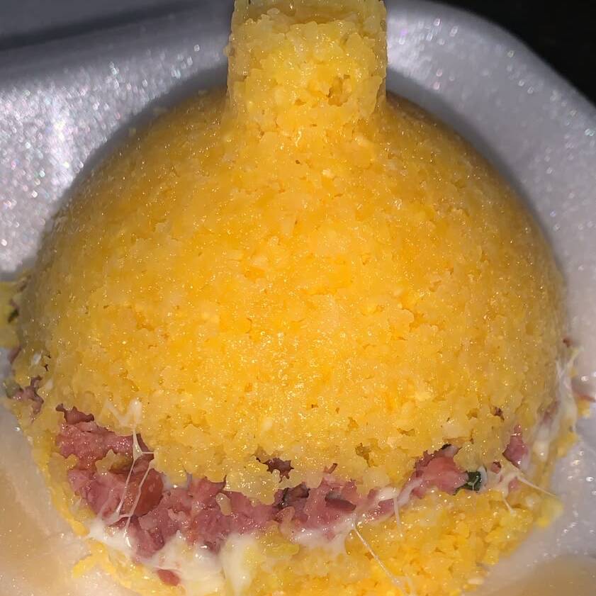 massa bem fofinha , recheado com calabresa e queijo e finalizado com nosso creme de queijo da casa