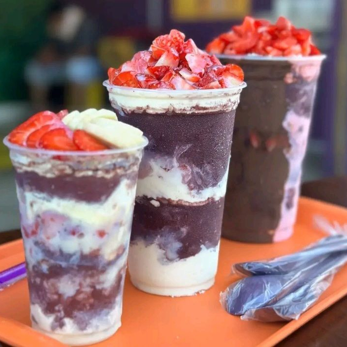 Combo Pra Compartilhar Porque açaí bom fica ainda melhor quando é compartilhado! São 3 copos de 550ml, perfeitos para curtir com os amigos, família ou aquela pessoa especial. Cada um pode personalizar seu açaí com seus acompanhamentos favoritos e montar a combinação do seu jeito. 3 Açaís de 330ml Perfeito para compartilhar Escolha seus acompanhamentos Imagem ilustrativa. Os acompanhamentos podem variar conforme a escolha de cada cliente.