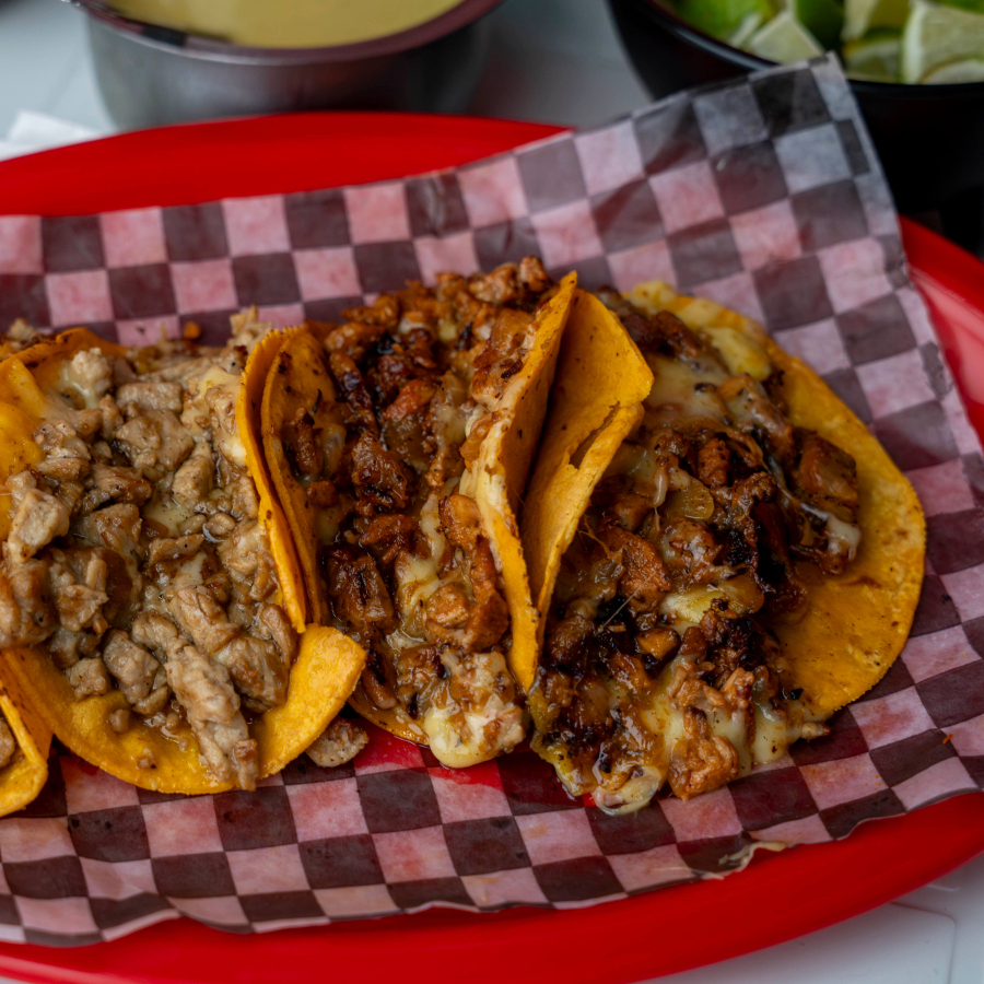 Taco de Asada con Queso