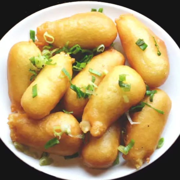 file de peixe panga empanados frito salpicado com alho e cebolinha.