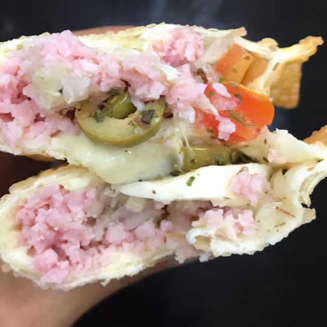 DELICIOSO QUEIJO MUSSARELA COM PRESUNTO,CEBOLA,AZEITONA PICADA,OVOE OREGANO