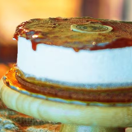 Apresentamos a nossa tentadora Torta de Banoffee - 12 Fatias. Esta delícia é uma combinação sublime de sabores, com um sorvete de banana suave e cremoso, generosamente coberto com um doce de leite aveludado e ultra rico. A geleia de banana, com um toque de canela, acrescenta um sabor complexo que cativa o paladar. Essa maravilha é harmoniosamente assentada em uma base de biscoito amantegado crocante, que adiciona uma textura inesquecível. Uma obra-prima que faz parte da nossa categoria de 'Tortas de Gelato Italiano!', trazendo um pedacinho da Itália para você. Experimente!