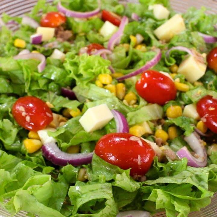 Alface, Tomate Cereja, Cebola roxa, Pimentões, Parmesão Ralado, Crotons (molho de salada italian a parte)