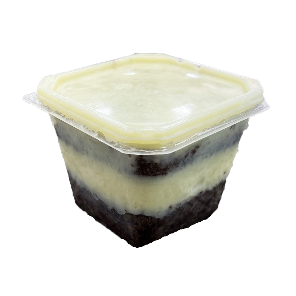 Prepare-se para uma experiência sensacional de sabores! Imagine um suculento pão de ló de chocolate artesanal, feito com os melhores ingredientes, cuidadosamente preparado por nossa equipe. Ao morder esse delicado deleite, sua boca será inundada por uma cascata de dulçor proveniente do leite condensado, que se funde harmoniosamente com a textura cremosa do coco ralado. Cada mordida revela uma camada adicional de riqueza, com o chocolate escuro envolvendo todo o recheio, criando uma harmonia divina de sabores que dançam em sua língua. É uma verdadeira obra-prima culinária.