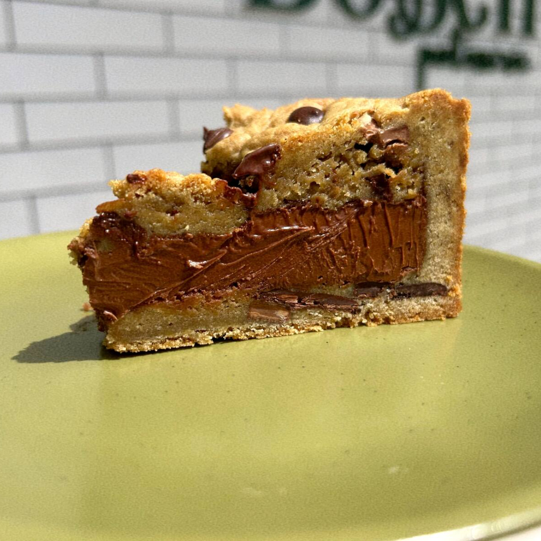 Massa de Cookie com gotas de chocolate ao leite e meio amargo recheado com Nutella pura.