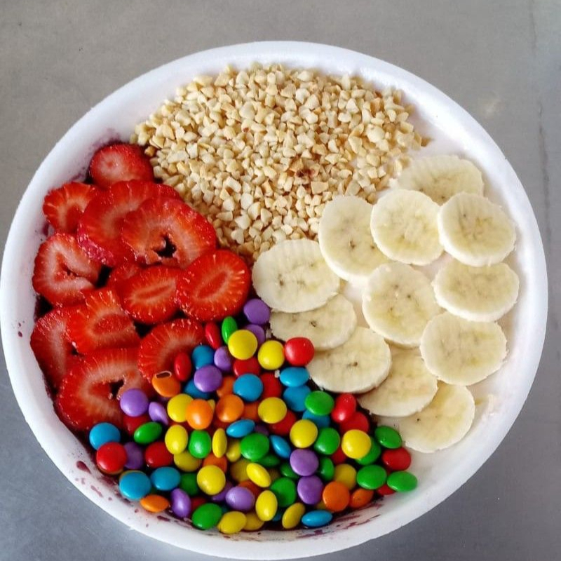 Mousse de uva, uva, confete e leite em po