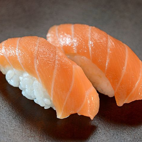 Bolinho de arroz japonês coberto com salmão fresco