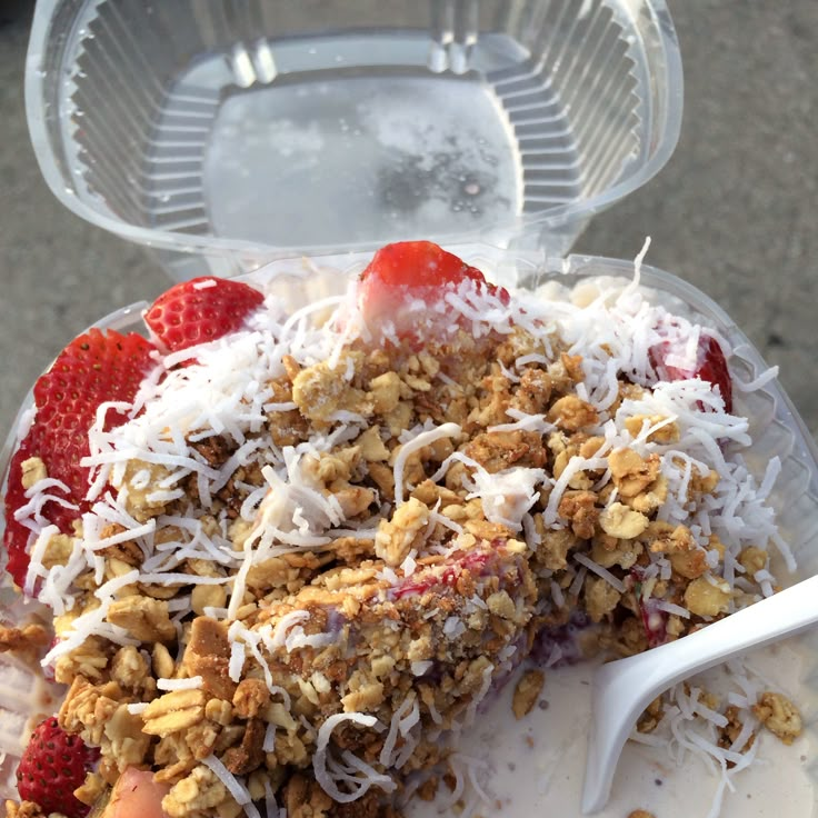 FRESAS C/CREMA CONTENEDOR 22oz