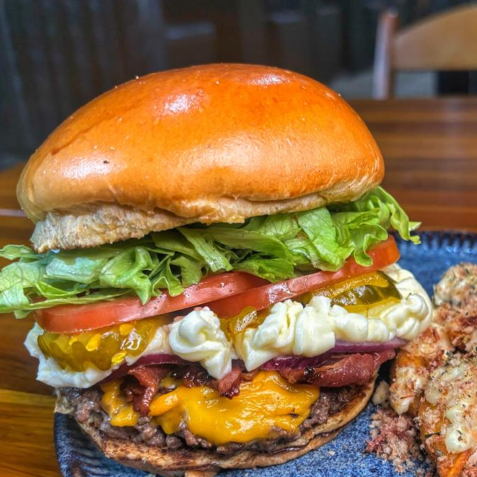 Amor à primeira mordida com o melhor picles da sua vida!
Pão de brioche na manteiga, burger de 150g, cheddar fatia, bacon crocante, cebola roxa, alface, tomate e nosso picles agridoce exclusivo. Escolha entre Cheddar ou Catupiry.
🎁 Grátis: Batata Rústica + Super Maionese Temperada de tirar o fôlego.