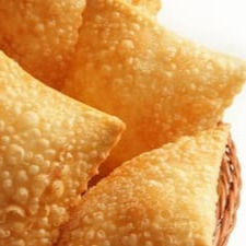 Pastel recheado com Carne Louca e Queijo Mussarela. Obs: Não fazemos alterações de ingredientes.