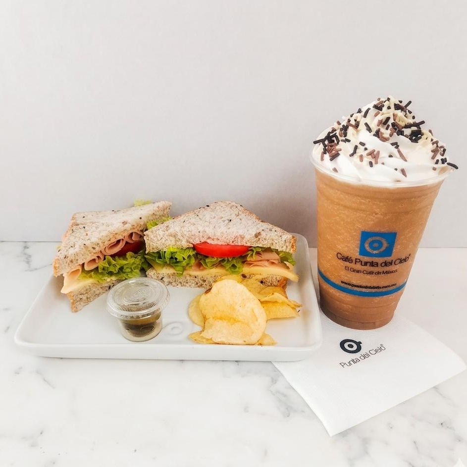 Capuccino Frappé y Sandwich de Pavo