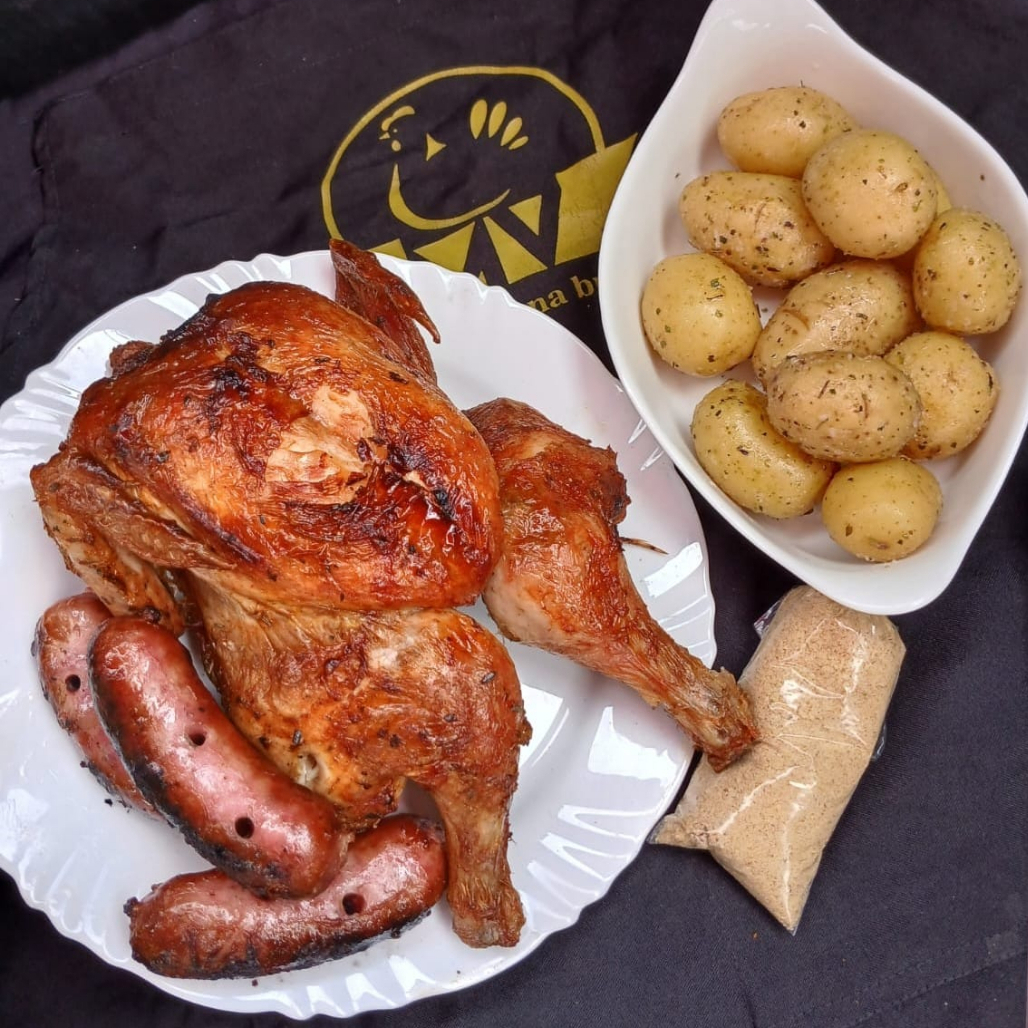 FRANGO COM BATATA CALABRESA E FAROFA + 3 LINGUIÇAS SUÍNA