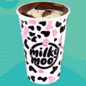 Milkshake feito com sorvete de baunilha, batido com Ferrero Rocher e borda de creme de avelã. #doces #sobremesas #chocolate