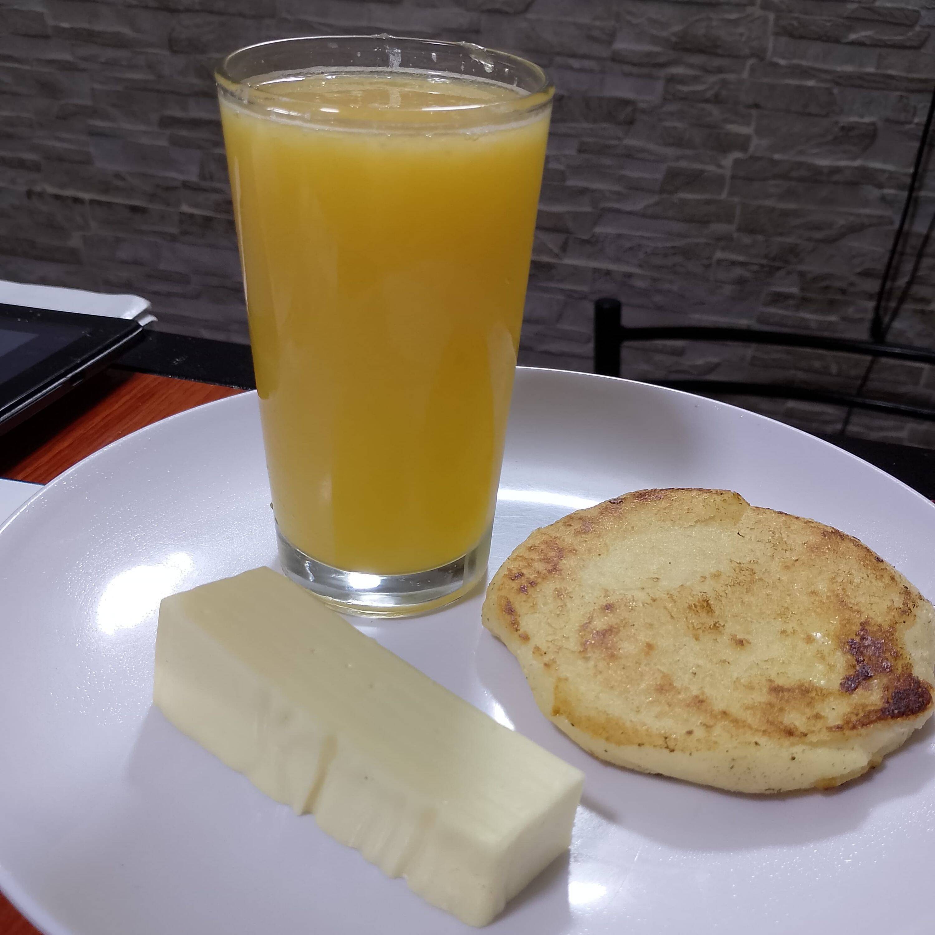 La quesuda con jugo de naranja + Queso