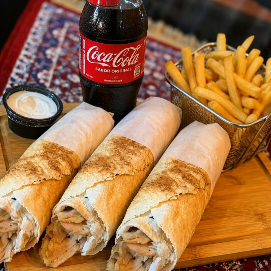 3 Shawarma Preferido + 2 Mini Salada + 2 Molho de Alho + Batata Frita 300g + Coca 1L
