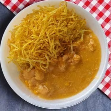 Strogonoff de Frango, Arroz e Batata Palha.