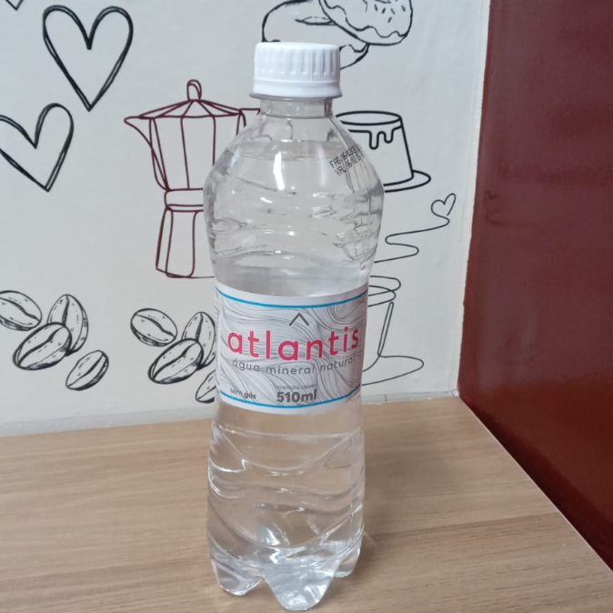 efrescante e pura! Água Mineral 500 ml, ideal para matar a sede a qualquer hora do dia.