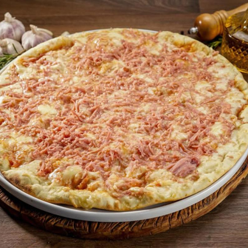 Pizza de presunto, mussarela, molho de tomate, tomate, azeitona e óregano