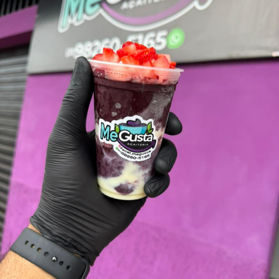 Açaí super cremoso, montado com camadas de leite condensado, leite em pó e morango fresquinho. Sabor intenso, textura perfeita e a combinação que todo mundo ama! Perfeito para qualquer momento do Dia.