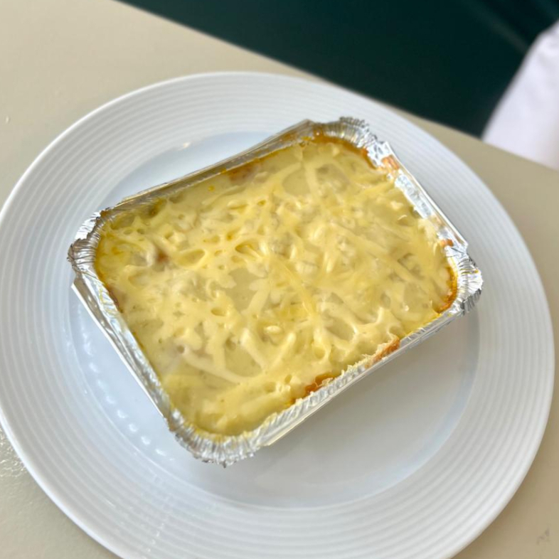 Escodidinho com massa de MACAXEIRA , cremeado com charque e calabresa