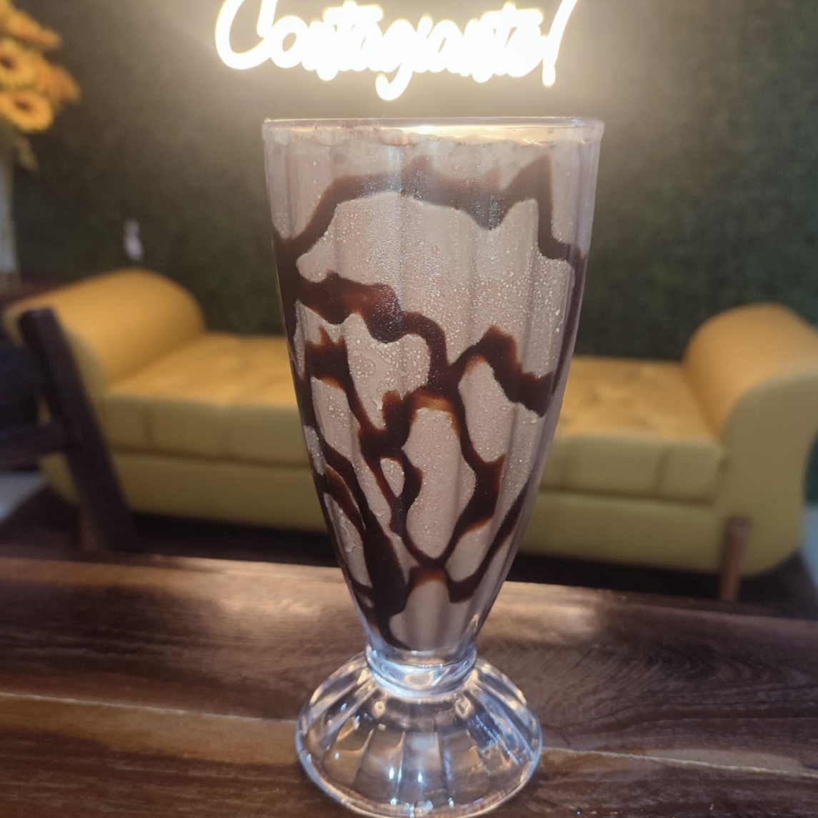 Milkshake com sorvete de Chocolate e Ovomaltine, com calda de chocolate. 300ML