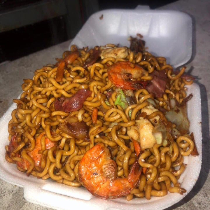 Delicioso Yakisoba de Calabresa + Legumes ( Cebola,Repolho e cenoura)
