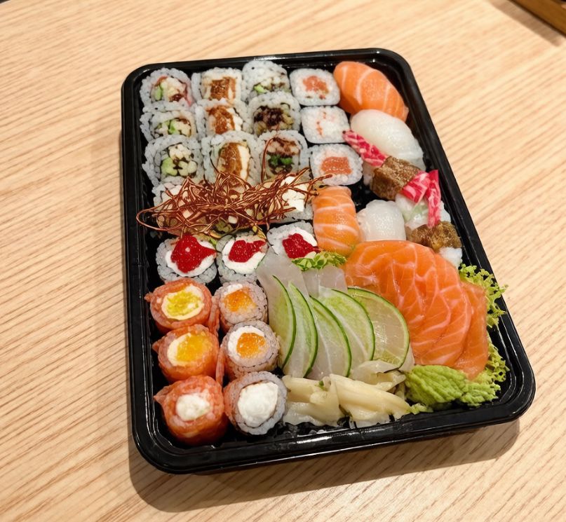 18 sushis variados,4 Nigris diversificados 6 gunkans distintos,5 salmão, 5 tilápia Acompanha no pedido: 1 par de hashi, 30ml shoyo. Não fazemos alteração no prato.
