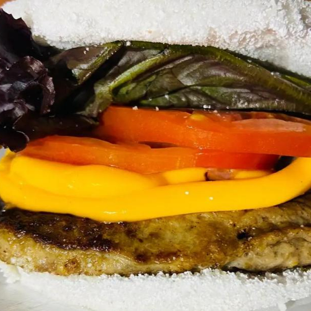 Deliciosa carne de picanha(90g),cheddar cremoso,cebola roxa,tomate e alface.