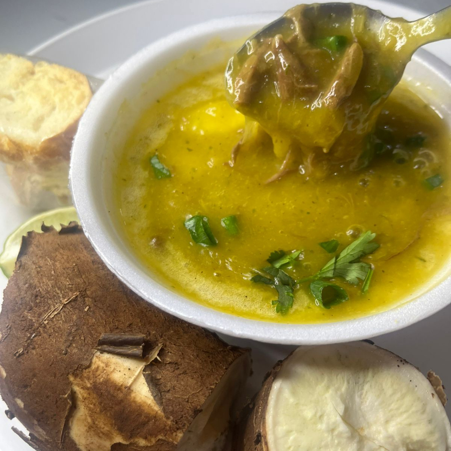 Carne Desfiada com mandioca em pedaços, acompanha torrada e cebolinha