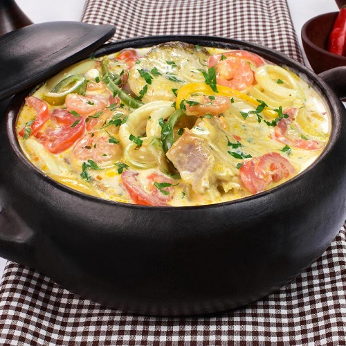 Moqueca de Meca: Acompanha: Arroz;Feijao;Batata;Mandioca.