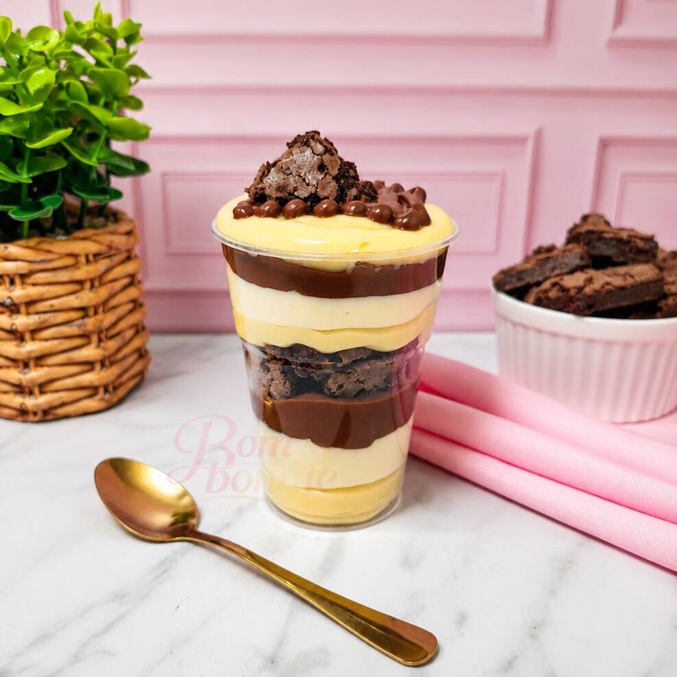 Em um copo de aproximadamente 250g, você vai se deliciar com uma combinação perfeita de mousse de Ninho, brigadeiro cremoso branco, Nutella e brownie. Experimente essa sensação única e encante-se!
.
Serve até 1 pessoa.
Peso aprox.: 250g