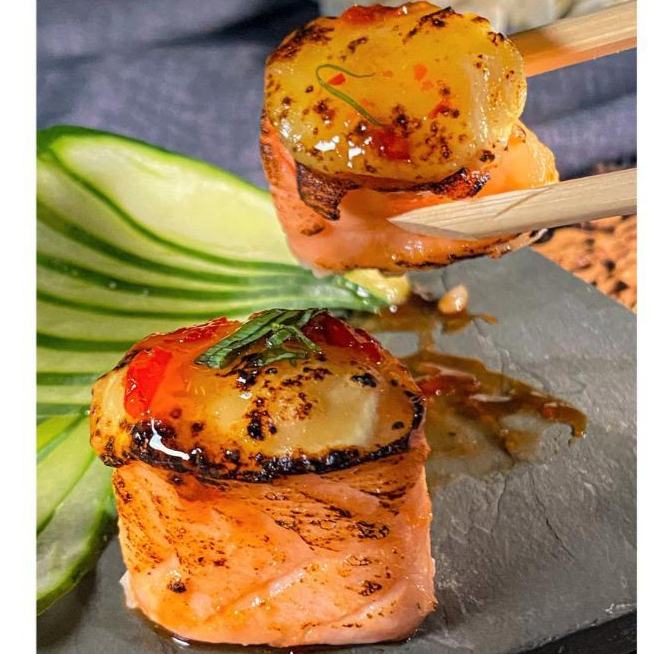 FATIA DE SALMÃO SELADO, RECHEIO DE ARROZ, CREAM CHEESE QUEIJO BRI, GELAIA DE PIMENTA E CRISPYS