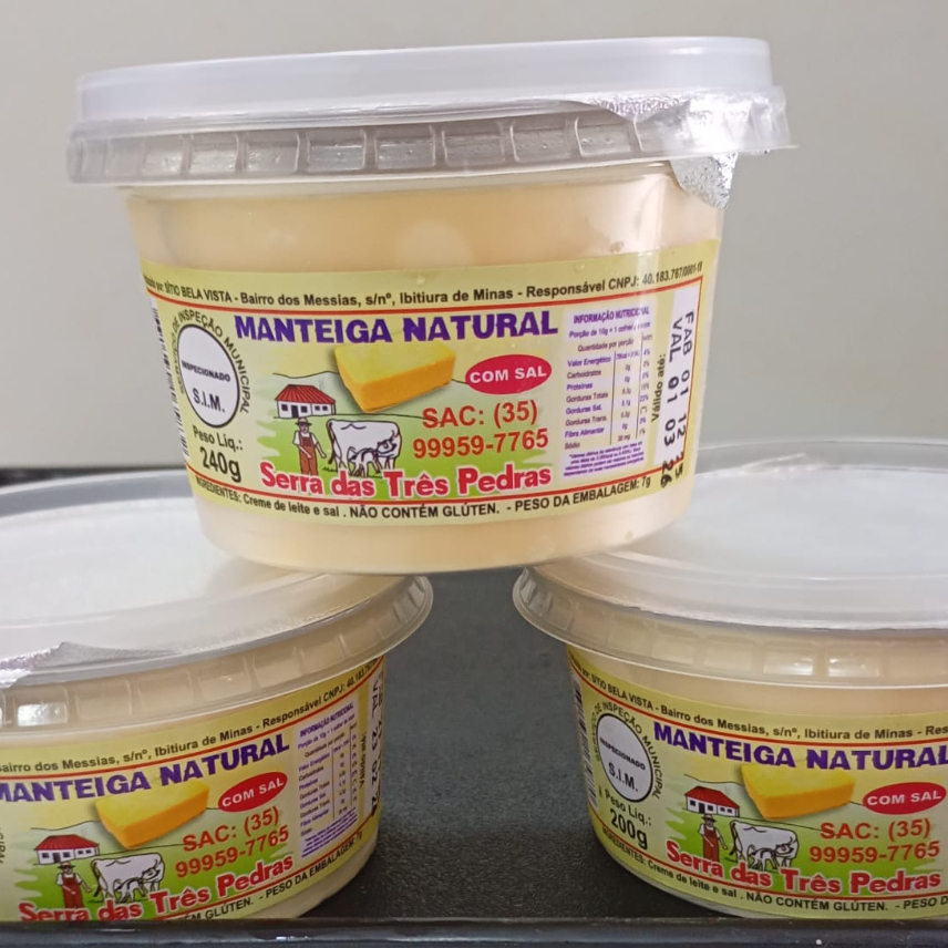 Delicie-se com nossa manteiga pura, feita exclusivamente com creme de leite e sal, proporcionando uma experiência cremosa e autêntica.