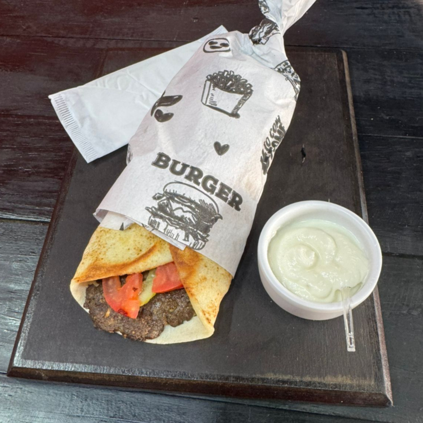 Kafta bovina temperada (150 g), tomate e picles.