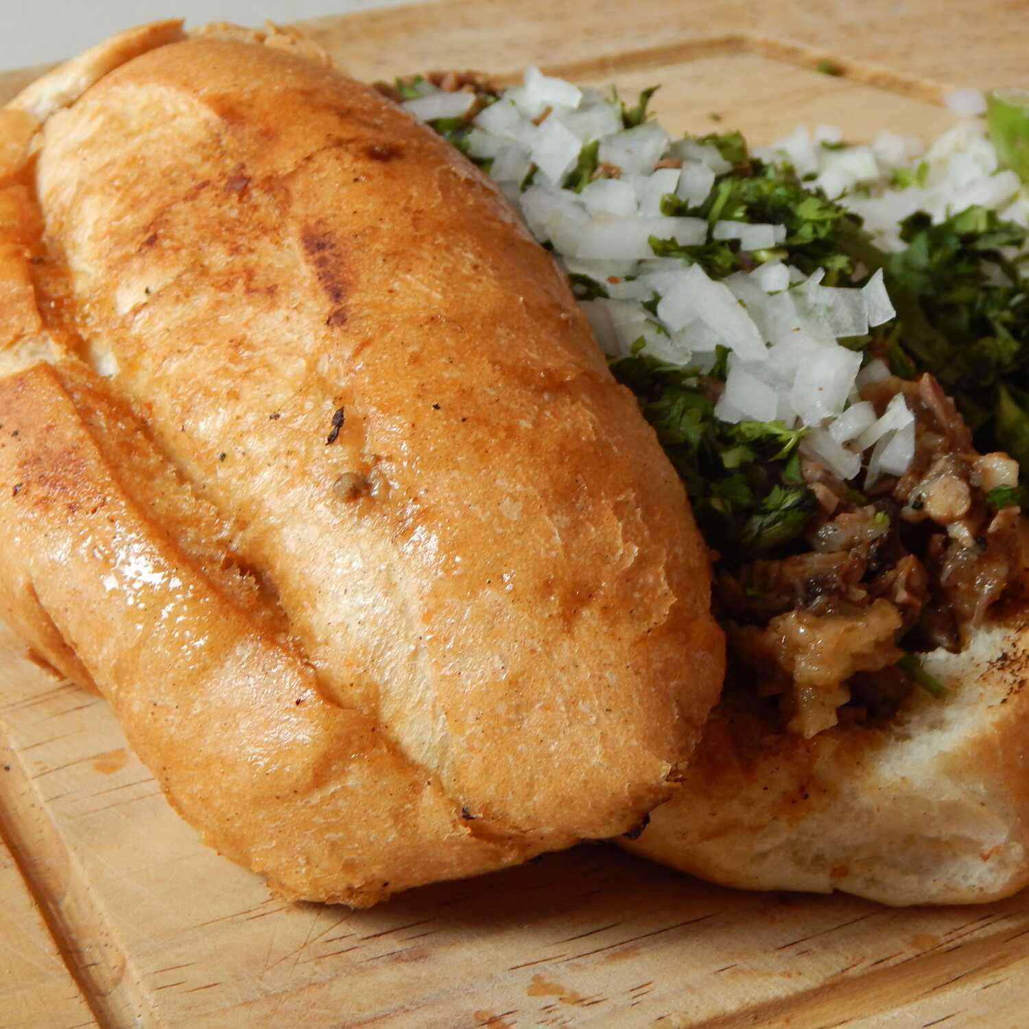 Torta de birria con queso.