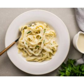 Talharim com azeite de oliva e alho levemente dourado, simples, e cheio de sabor!