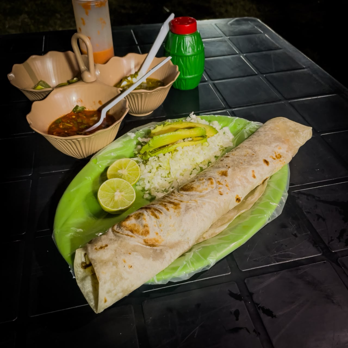 2 Flautotas Jumbo de 40cm con 1 Lt de Agua Fresca