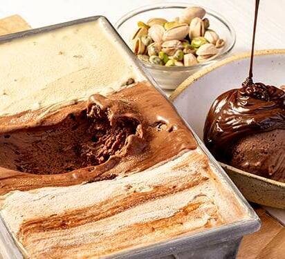 Na compra de um Amici de 630ml ganhe upgrade para Famiglia de 1,3L. Escolha até 3 sabores de gelato/sorvete. Compartilhe com até 8 pessoas.