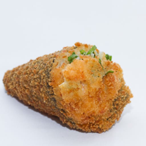 Cone de arroz japonês recheado com kani e cream cheese empanado na farinha japonêsa