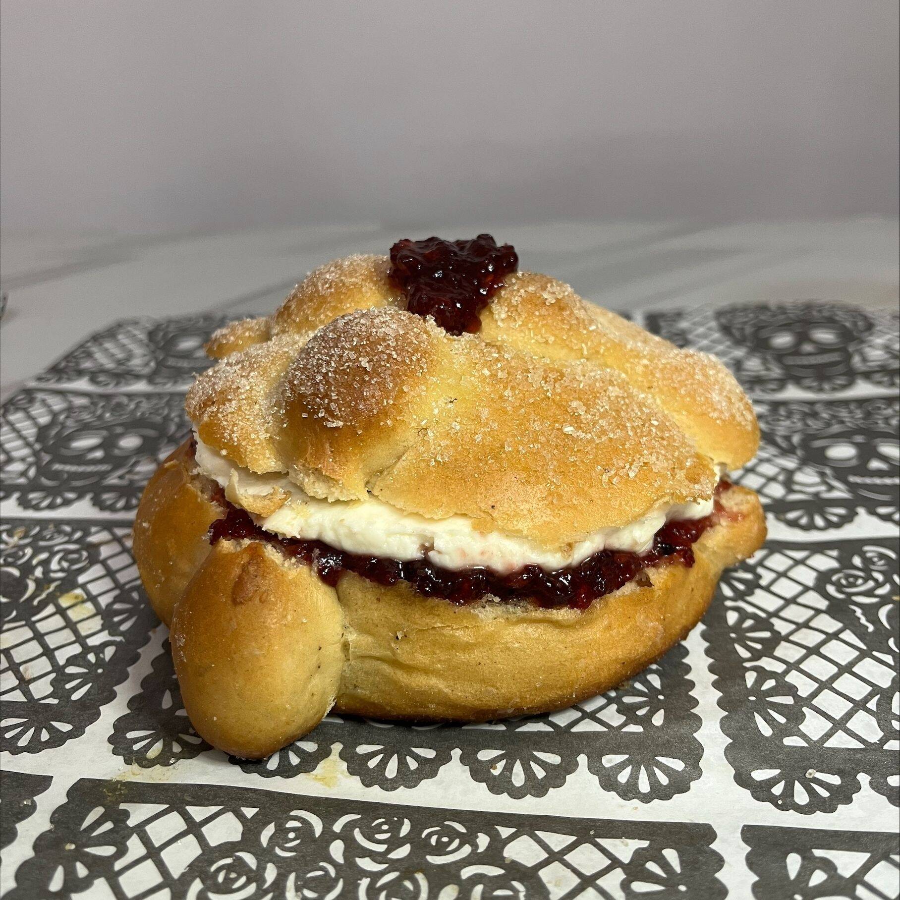 Pan de Muerto Queso con Zarzamora