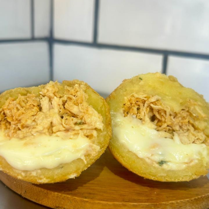 Frango desfiado temperado com cremosidade de catupiry e massa crocante. Um clássico premium que conquista no primeiro mordido.