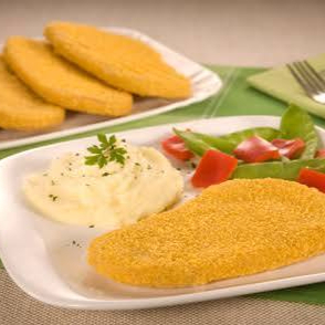 Dois steaks de frango grelhados, servidos com arroz soltinho, feijão caseiro, salada fresca e sua escolha entre fritas crocantes ou purê cremoso. Leve e delicioso!