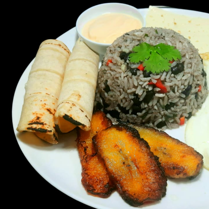 Gallo Pinto con Dos Acompañamientos a Escoger