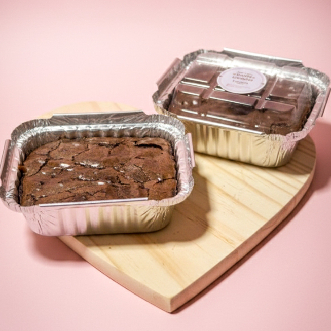 Esse é o Brownie Marmitinha Tradicional, feito para os verdadeiros amantes de chocolate. Uma porção no ponto certo para matar a vontade e deixar o dia mais doce. Tamanbo 8×10cm - aprox 90g
