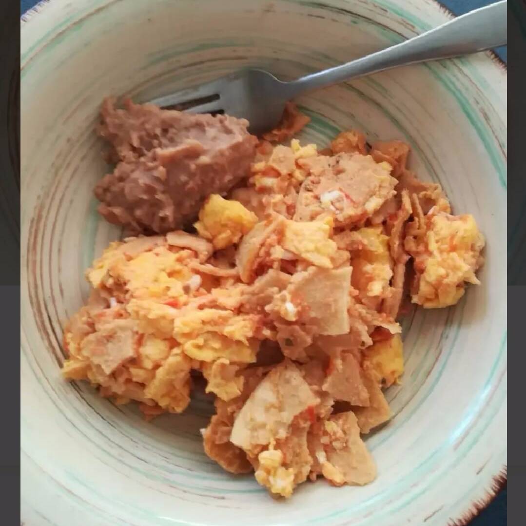 Chilaquiles Rojos con Huevo Revuelto